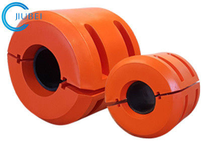 Điểm đánh dấu phao nổi trên mặt nước trong đại dương đầy bọt